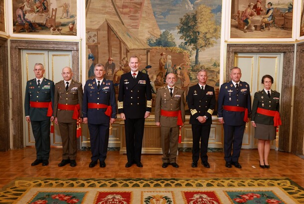 Fotografía de grupo de Su Majestad el Rey junto a un grupo de generales de división y vicealmirantes